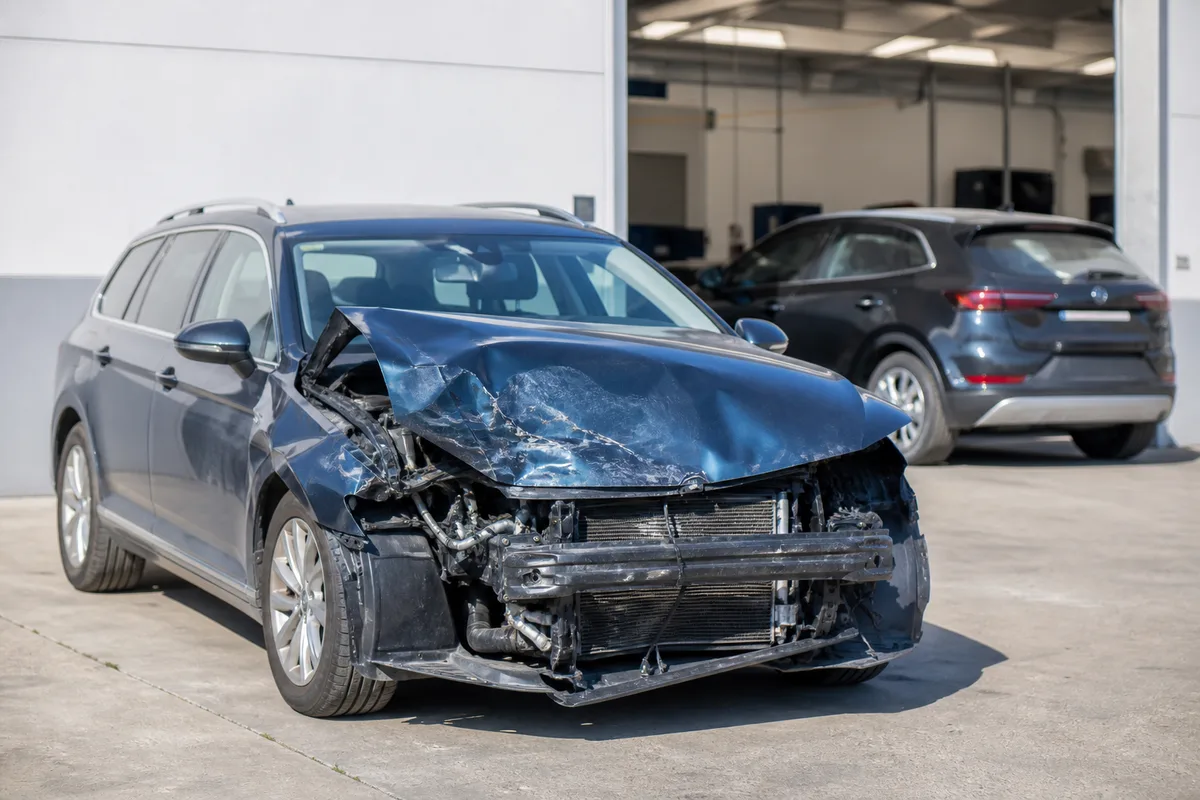 Voiture accidentée à l’avant stationnée dans un parc de gardiennage